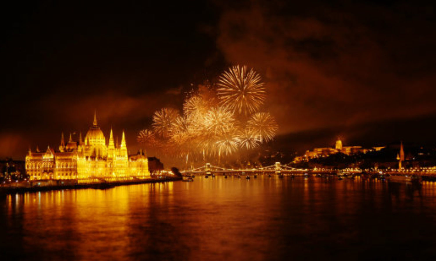Firworks at Budapest Skyline in tilt-shift video